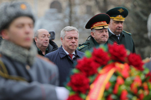 Василий Голубев возложил цветы к памятнику павшим воинам
