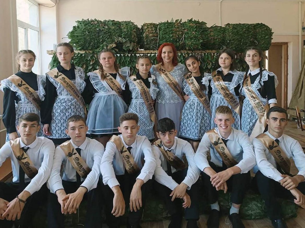 Выпускники  Дубенцовской школы передали маскировочные сети участникам СВО