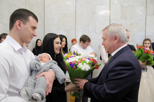 Василий Голубев одобрил инициативу продлить действие регионального маткапитала на Дону до 2030 года