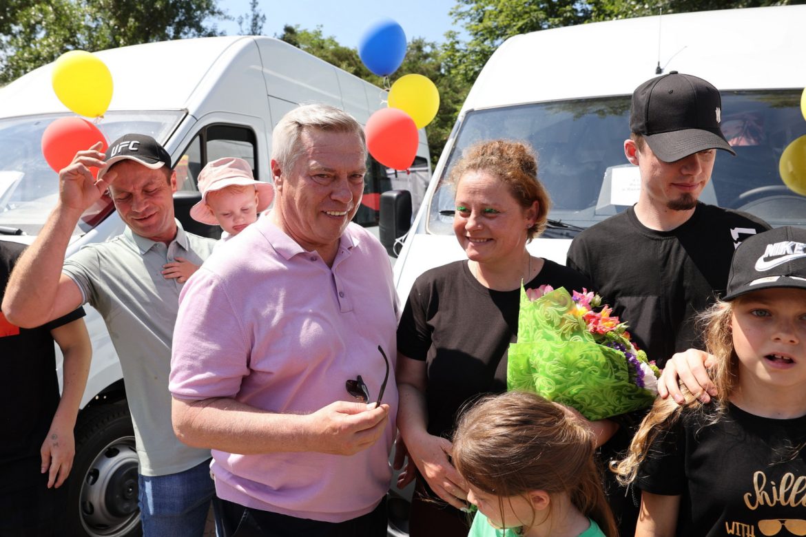 Василий Голубев вручил ключи от новых комфортабельных микроавтобусов многодетным семьям Дона