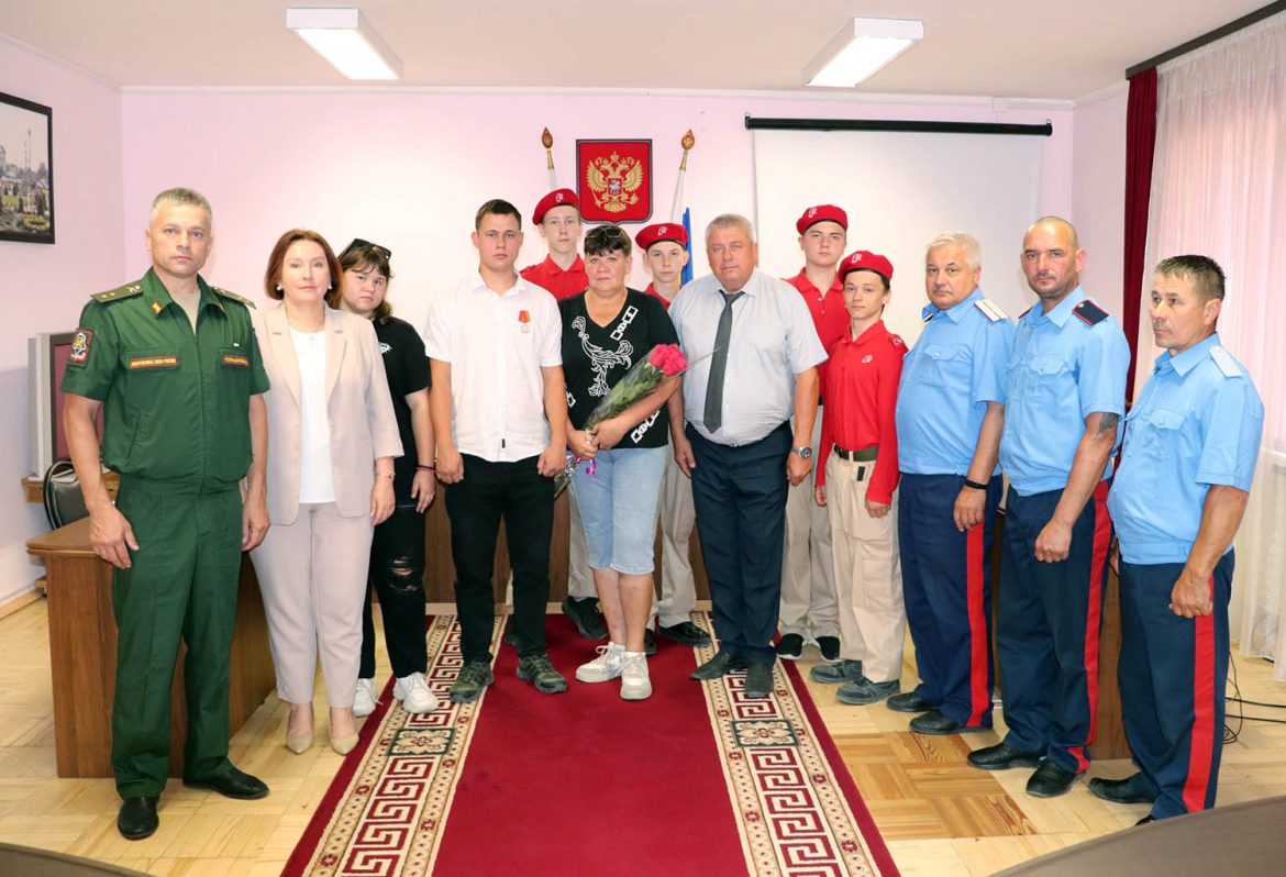 Участника СВО из хутора Рябичев за мужество и отвагу наградили медалью Жукова