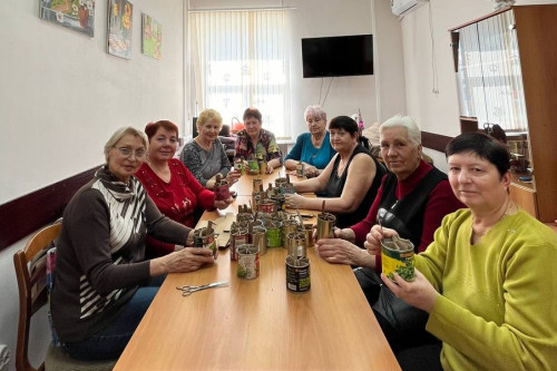 Активисты центров общения старшего поколения отделения СФР по Ростовской области оказывают помощь участникам СВО