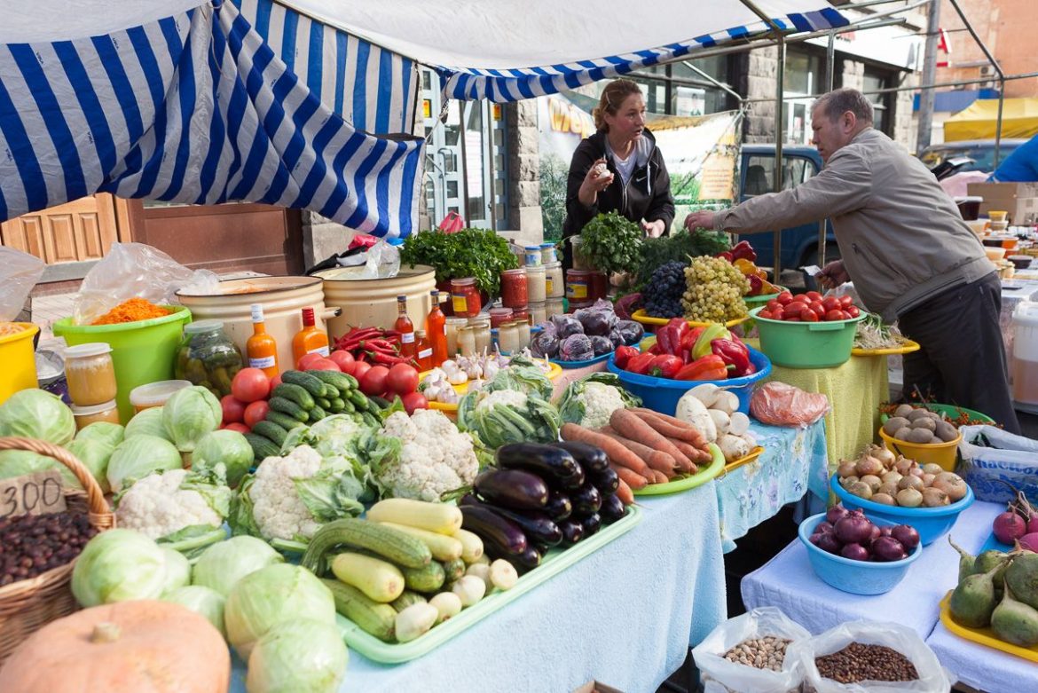 Так ли безопасно покупать овощи и фрукты у дороги?
