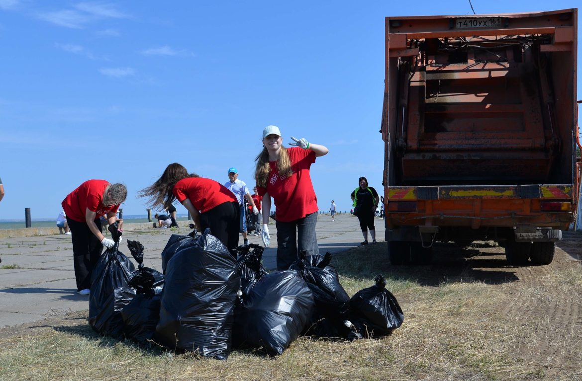 Атомщики Волгодонска собрали более 200 килограммов мусора с городской набережной