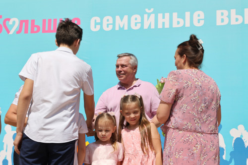 Василий Голубев инициировал дополнительные меры поддержки для детей участников специальной военной операции и из многодетных семей