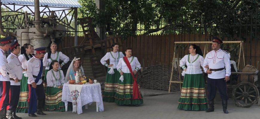 туристы