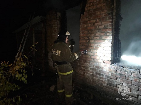 В Семикаракорском районе в хуторе Страхов при пожаре погибли шесть человек