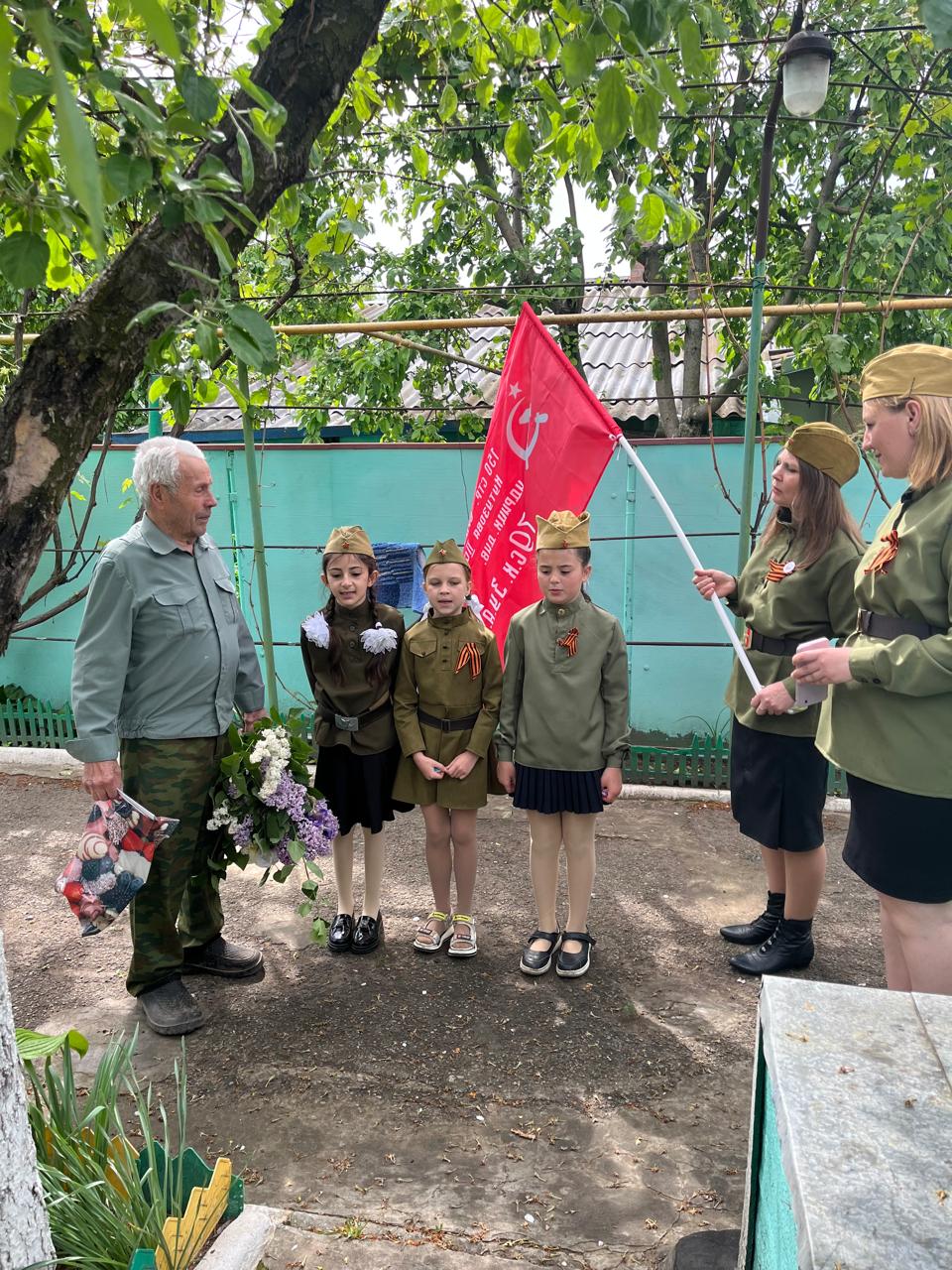 Единороссы поздравили труженика тыла с Днем Победы
