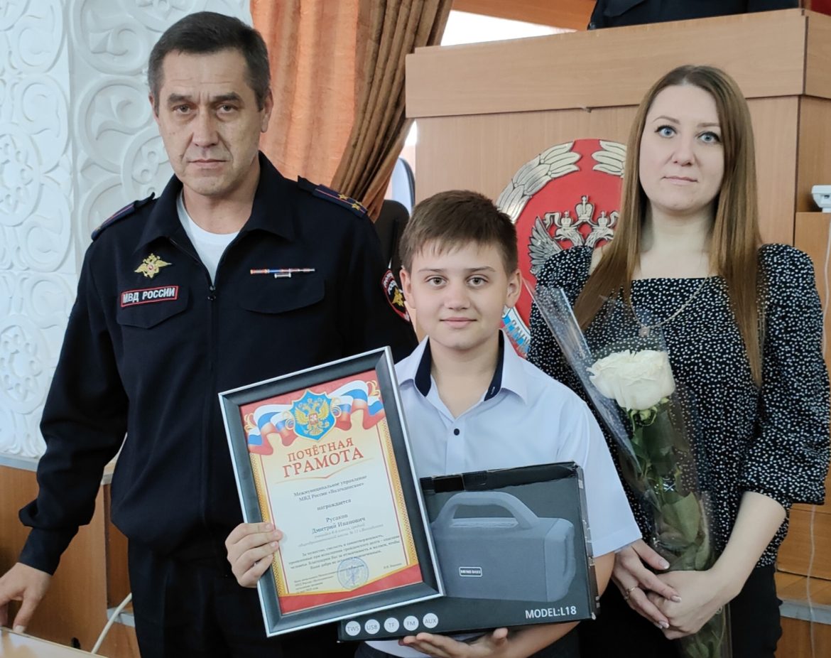 В Волгодонске наградили школьника, предотвратившего нападение на девушку