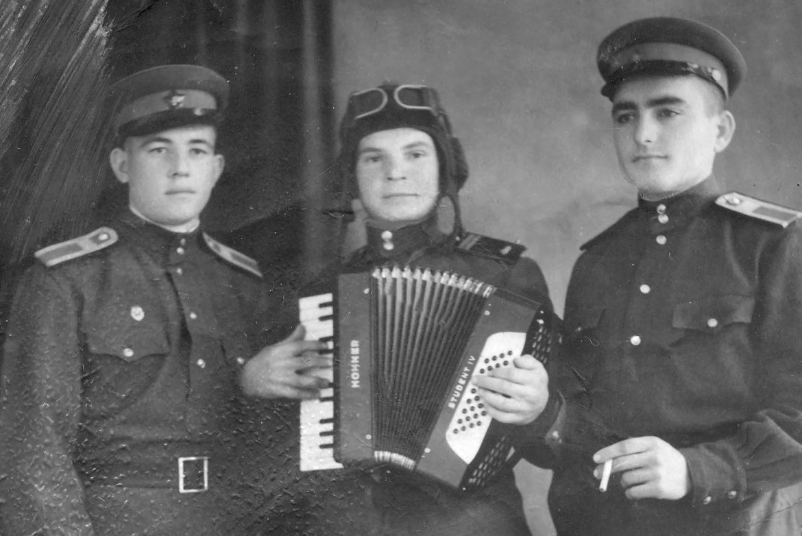 Зенитчик Меленцов и на войне с гармонью не расстался