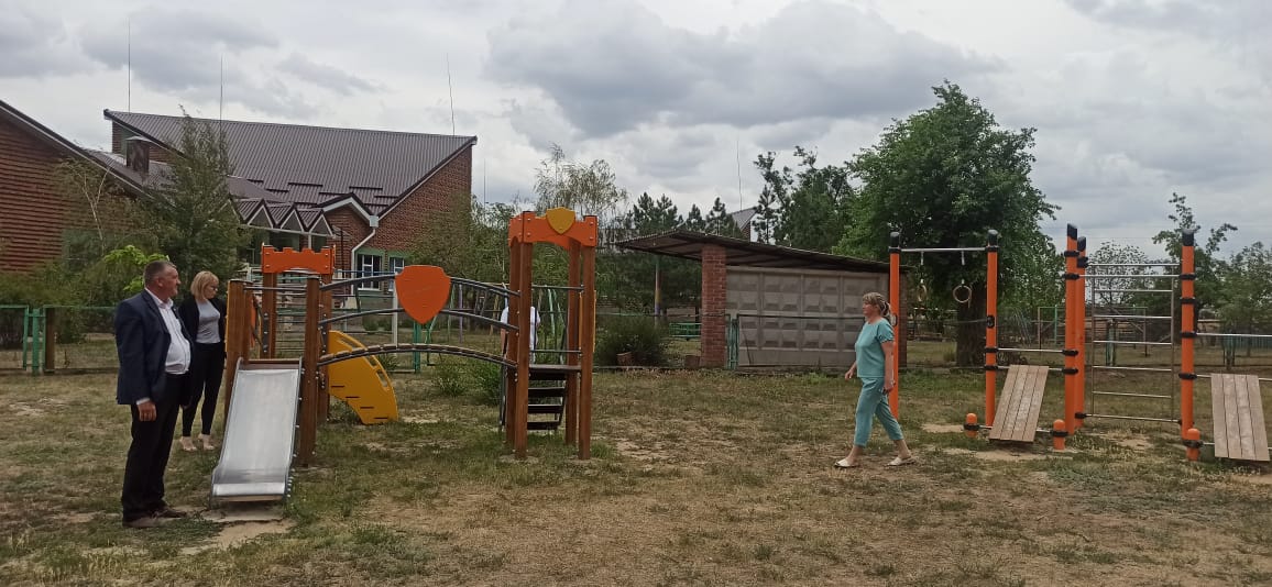 Единороссы проинспектировали состояние детской площадки в поселке Солнечный