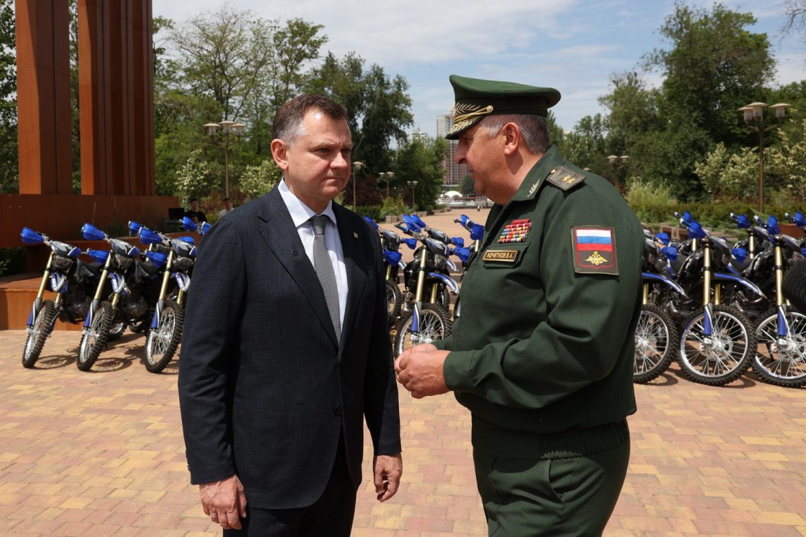 Юрий Слюсарь передал военнослужащим ЮВО 100 кроссовых мотоциклов