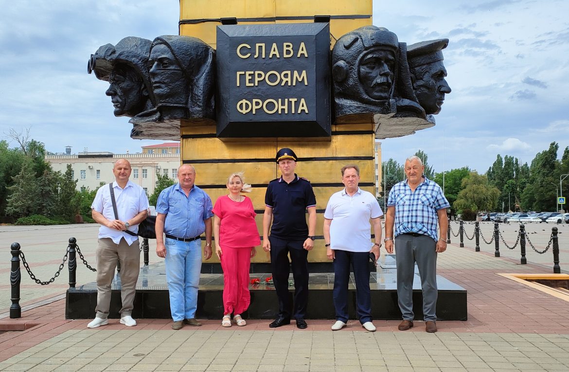 Руководство МУ МВД России «Волгодонское» и ветераны МВД возложили венок и цветы к мемориалам памяти