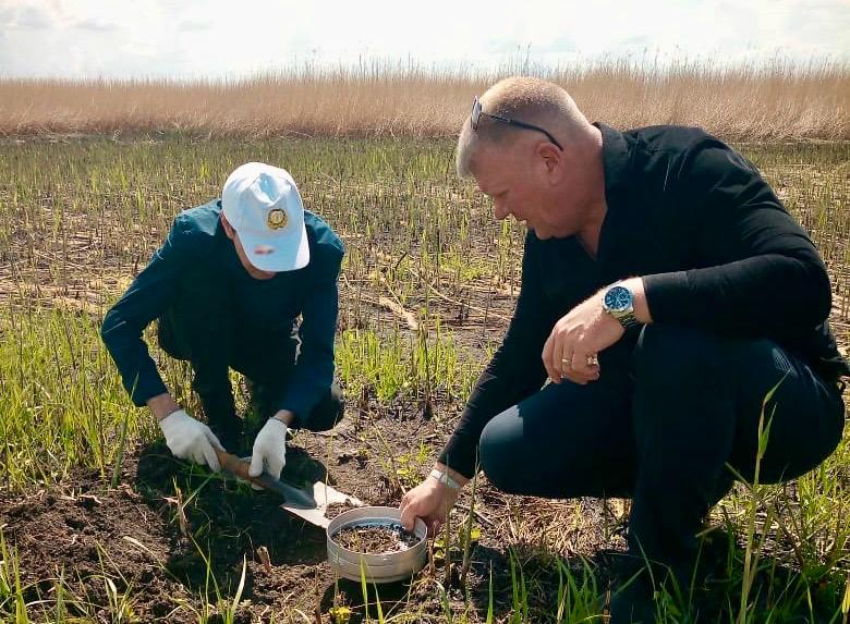 Наступил период борьбы с саранчовыми