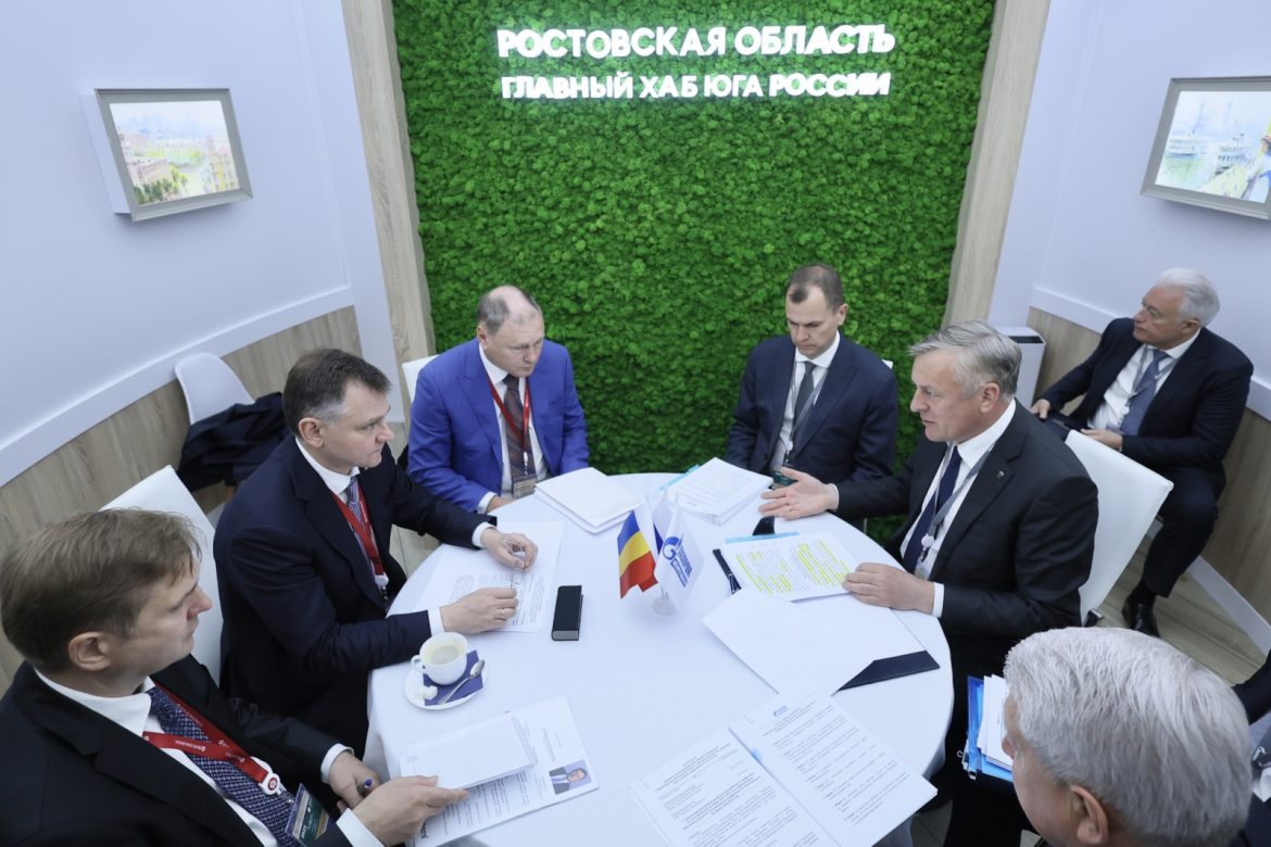 Слюсарь на ПМЭФ провел переговоры с руководством «Газпром межрегионгаз»