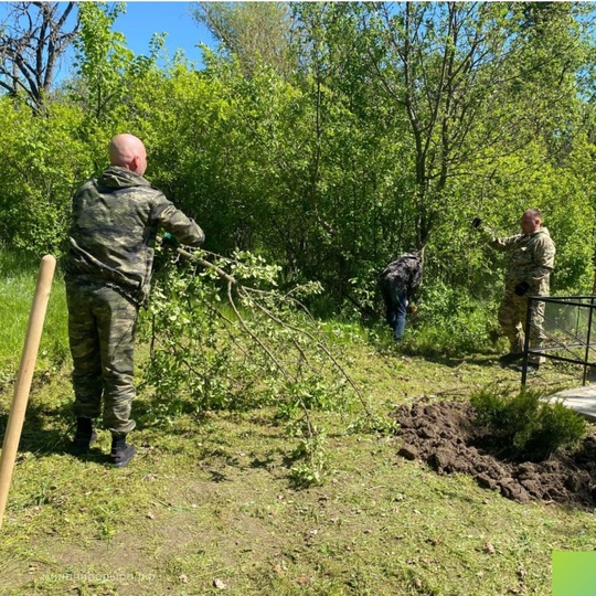 Сотрудники Романовского лесничества и Волгодонского ГАУ РО «Лес» приводят в порядок памятники героям Великой Отечественной войны