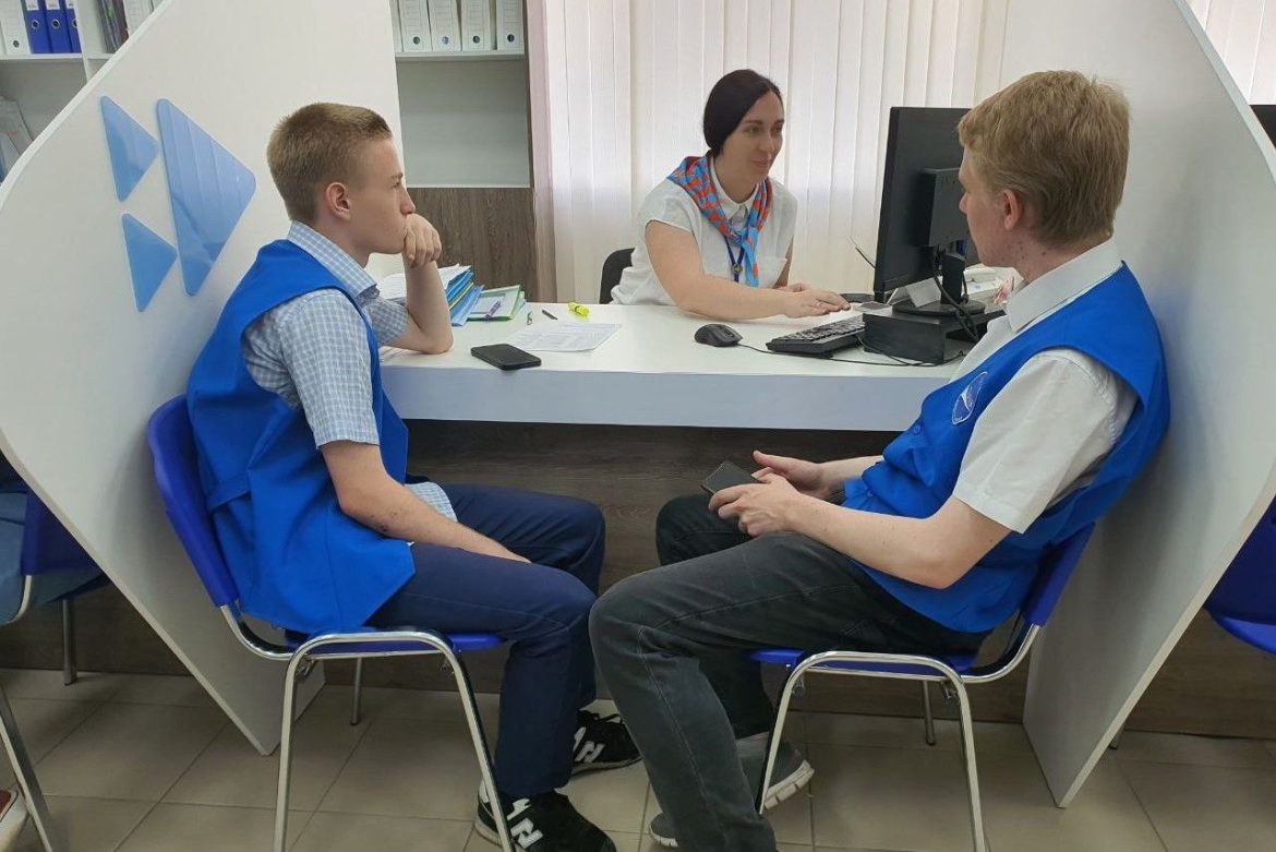 Первый трудовой опыт могут получить подростки в школьные каникулы