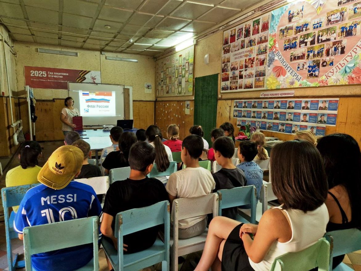 В Побединском сельском клубе единороссы провели мероприятие к Дню Государственного флага России