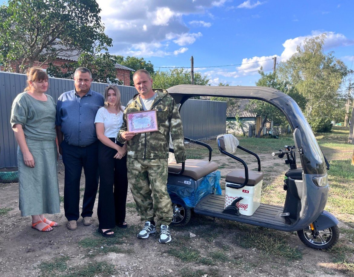 В Ростовской области героям СВО вручили электрические трициклы