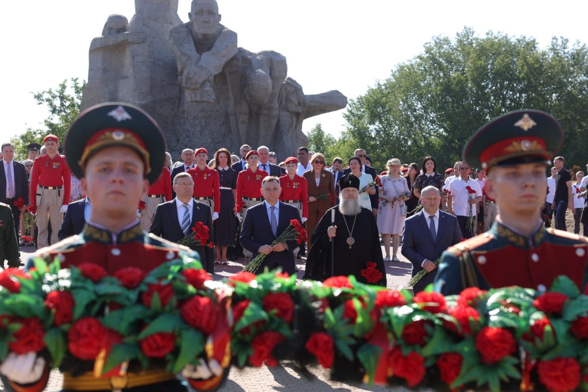 Юрий Слюсарь вместе с ростовчанами почтил память жертв массового расстрела в Змиевской балке