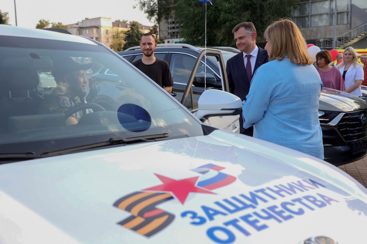 В Ростовской области ветераны СВО получили ключи от спецавтомобилей