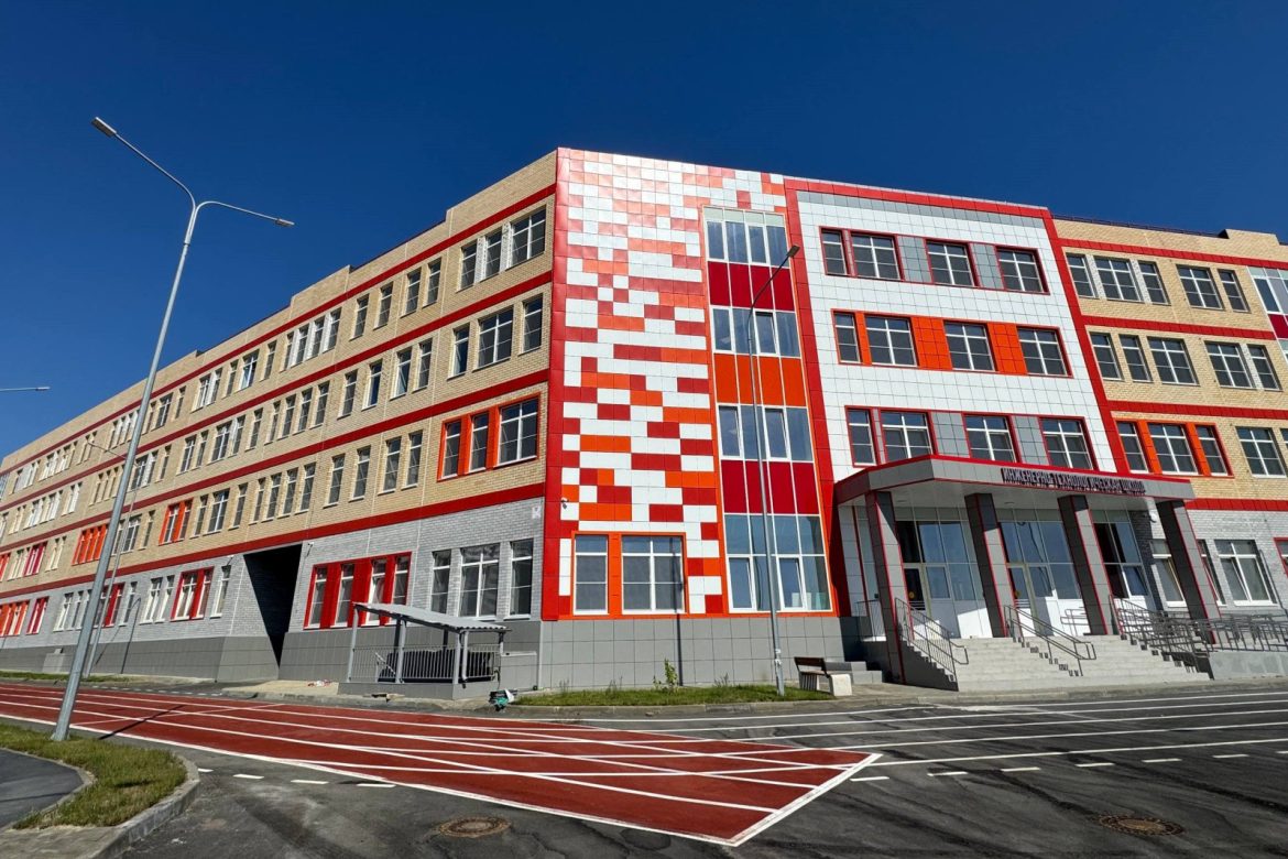 Десять тысяч донских учеников 1 сентября сядут за парты в новых школах