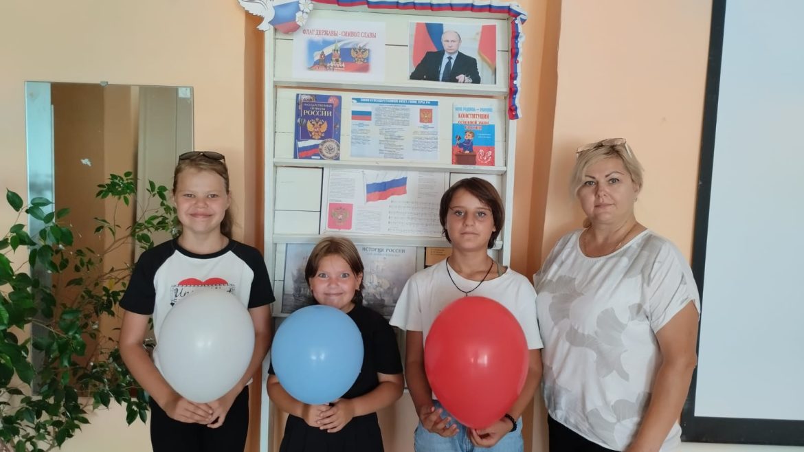 В Рябичевской библиотеке провели патриотический час «Флаг страны – знак триумфа»