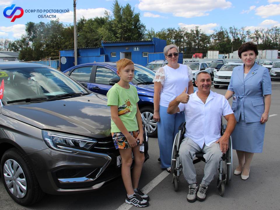 Отделение СФР по Ростовской области передало ключи от автомобилей 21 пострадавшему на производстве дончанину 