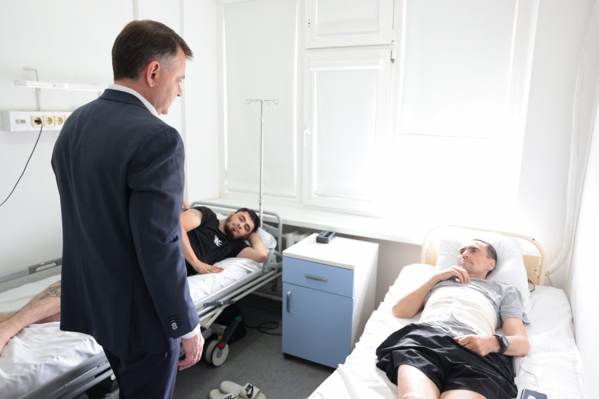 Глава донского региона навестил в  госпитале Ростова раненых бойцов СВО