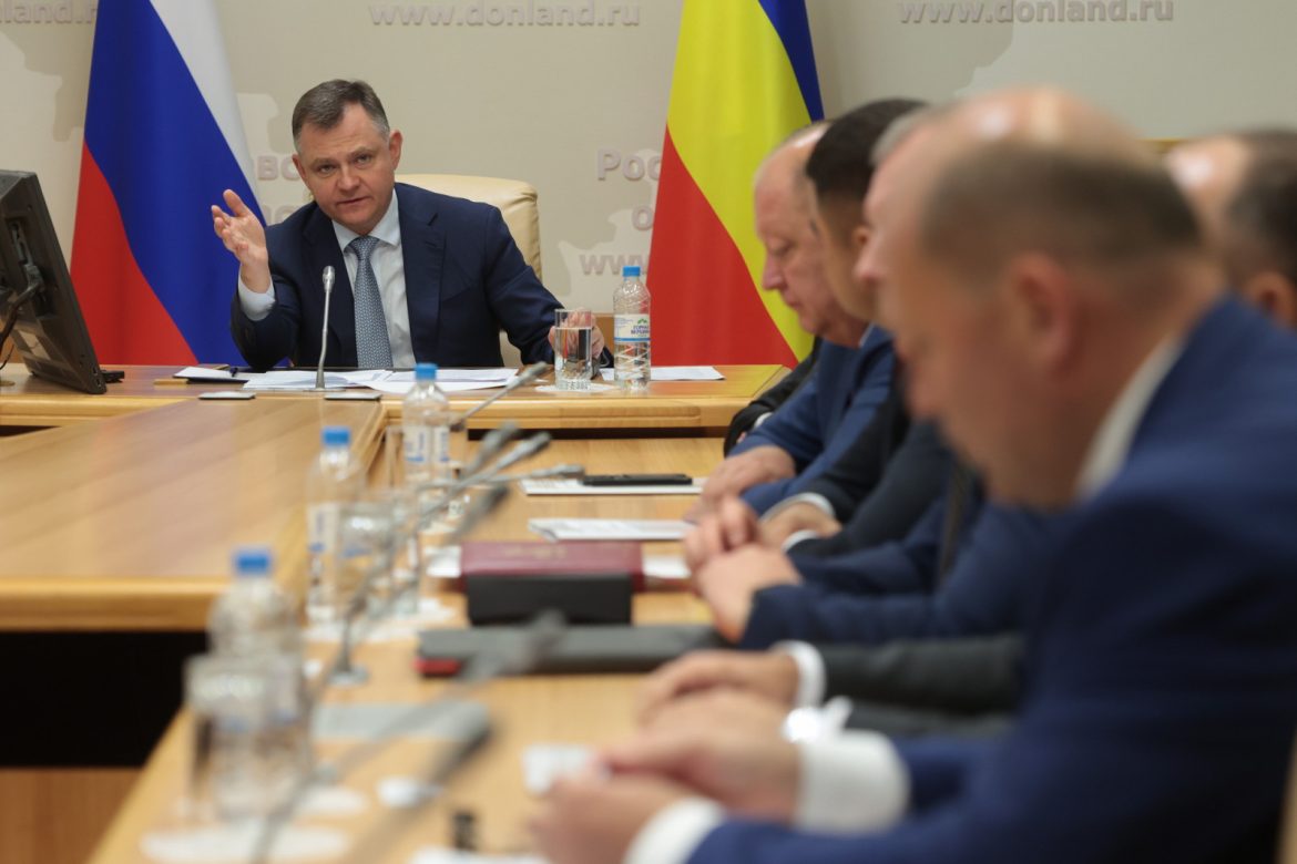 Юрий Слюсарь потребовал оперативно завершить работы по установке детских площадок