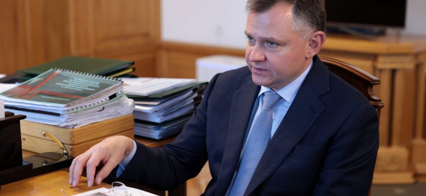 Слюсарь