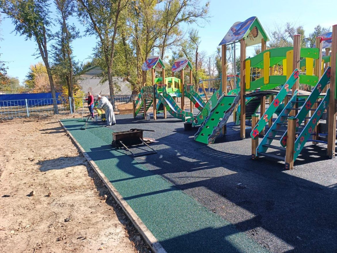 Ремонт детской площадки в станице Романовской подходит к завершению