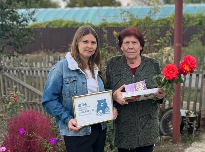 В поселке Прогресс единороссы поздравили работника сельского хозяйства с профессиональным праздником