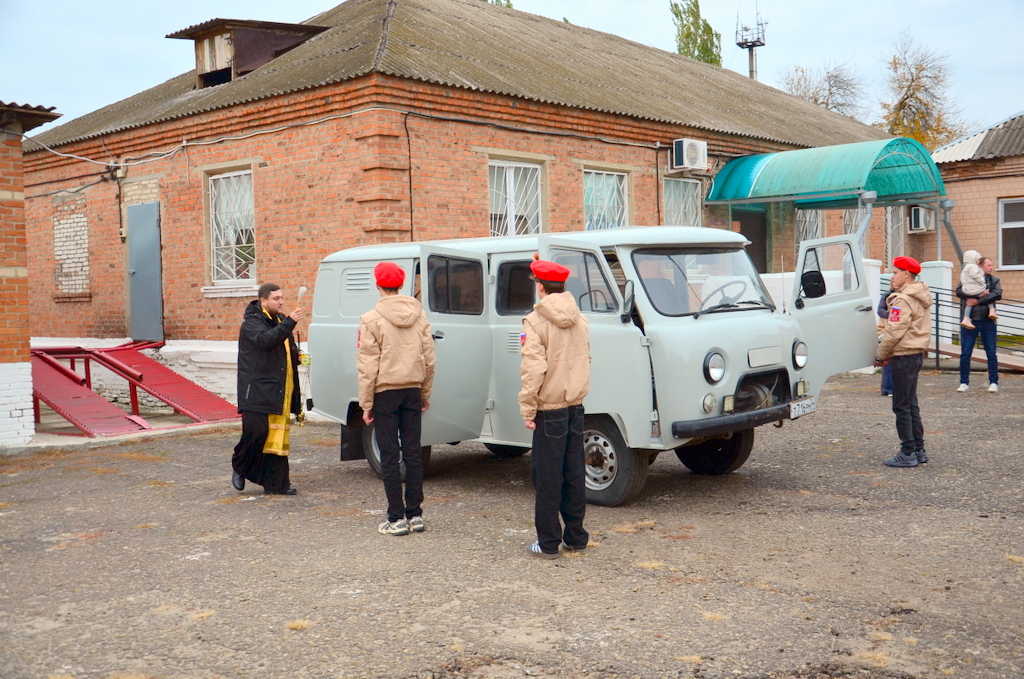 Бойцам казачьего отряда «Шторм» переданы ключи от новой «буханки»