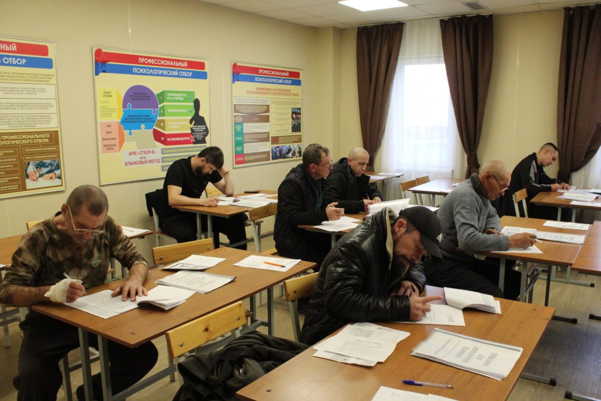 Южный военный округ ведет комплектование воинских частей по 50 военным специальностям