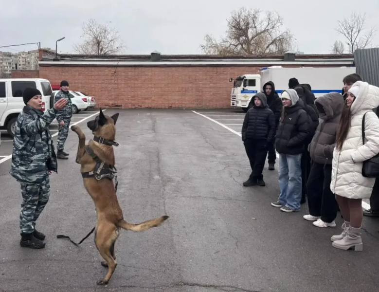 В Волгодонске сотрудники полиции провели экскурсию для школьников