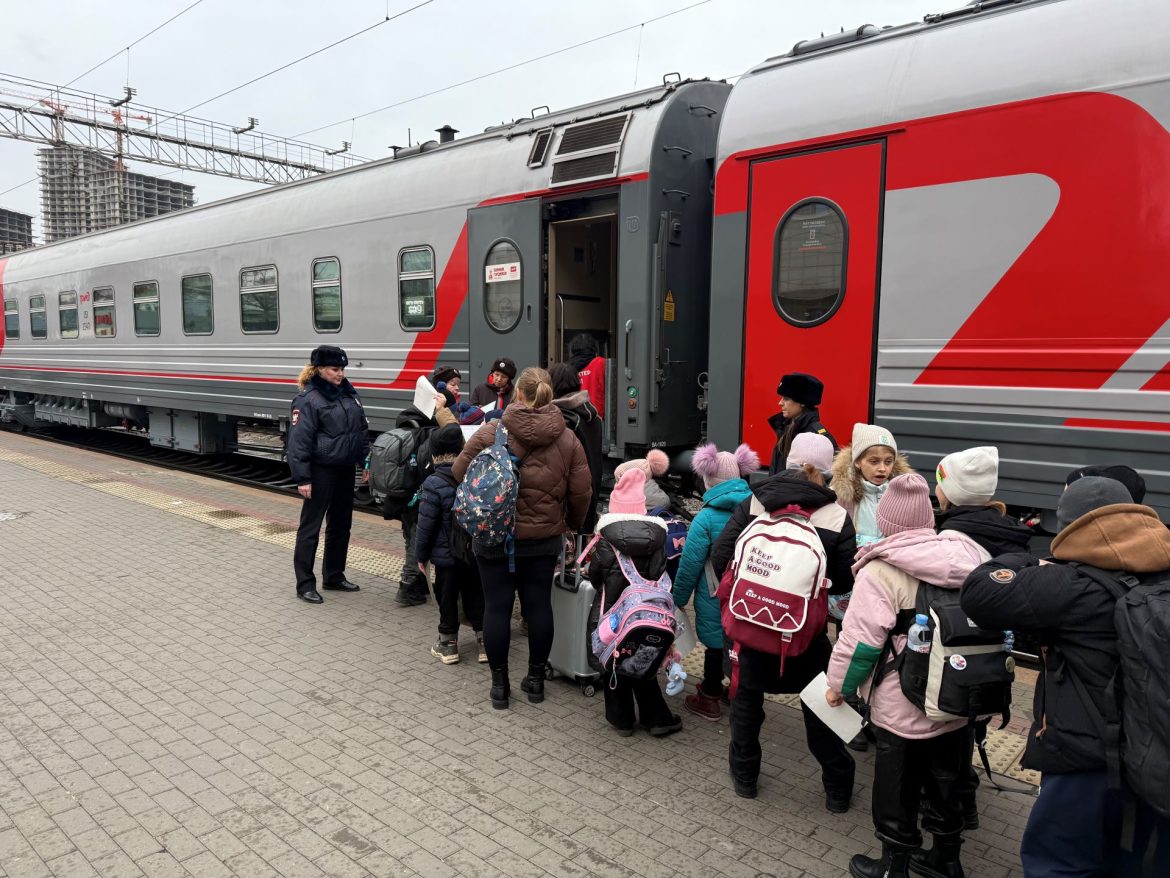 Транспортные полицейские Северо-Кавказского федерального округа обеспечили безопасность отправки детей на Кремлевскую елку со станции Ростов-Главный