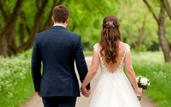 молодожены