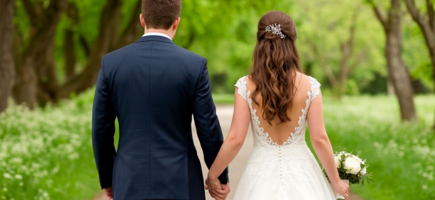 молодожены