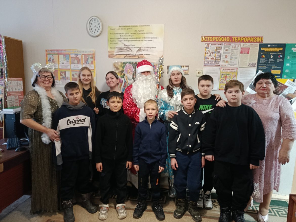 «Новый год шагает по планете»: праздник для детей в Степновской библиотеке