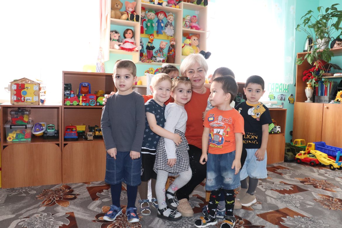 Должностные обязанности — положительный настрой и любовь к детям