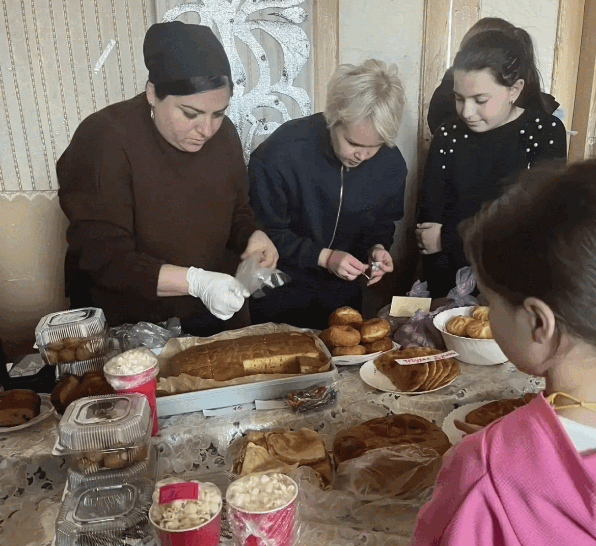 Блинами и песнями проводили зиму в поселке Прогресс