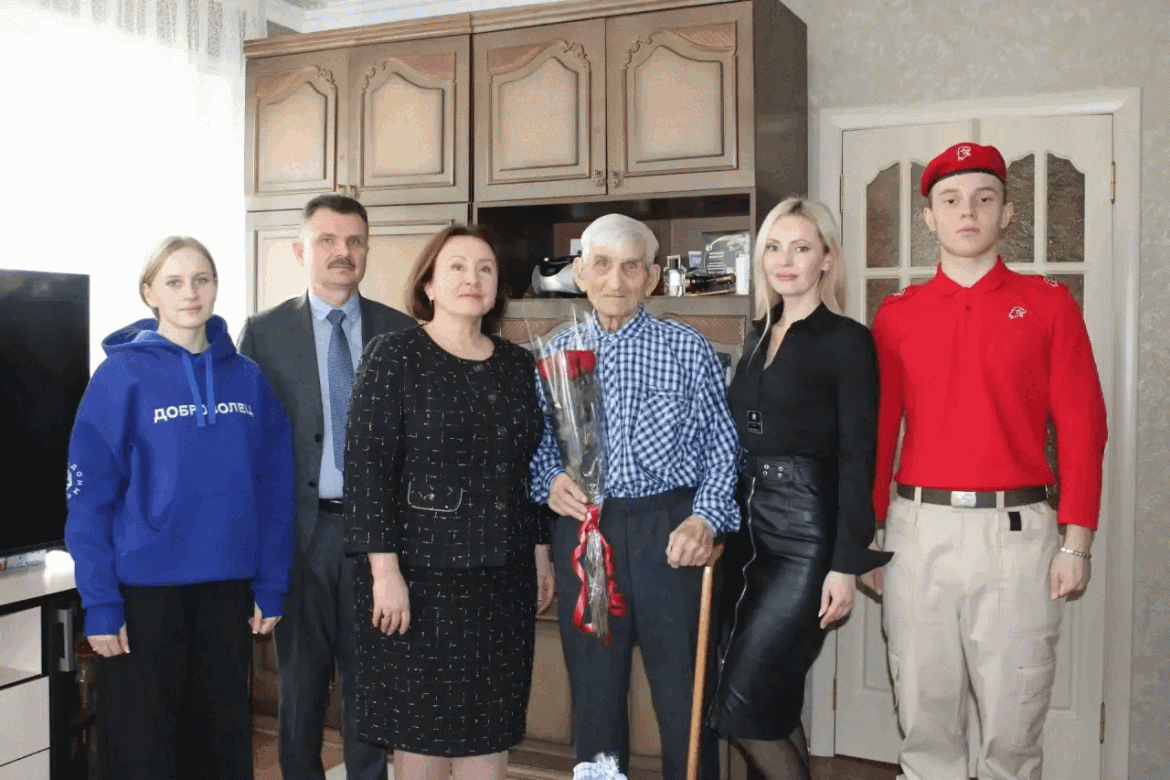 Единороссы поздравили Почетного гражданина и ветерана Михаила Скакунова с 23 февраля