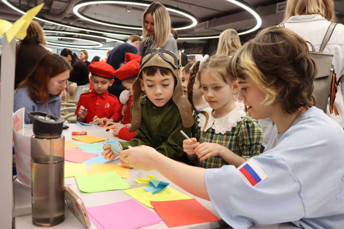 Молодые семьи стали участниками праздничной акции в донской столице