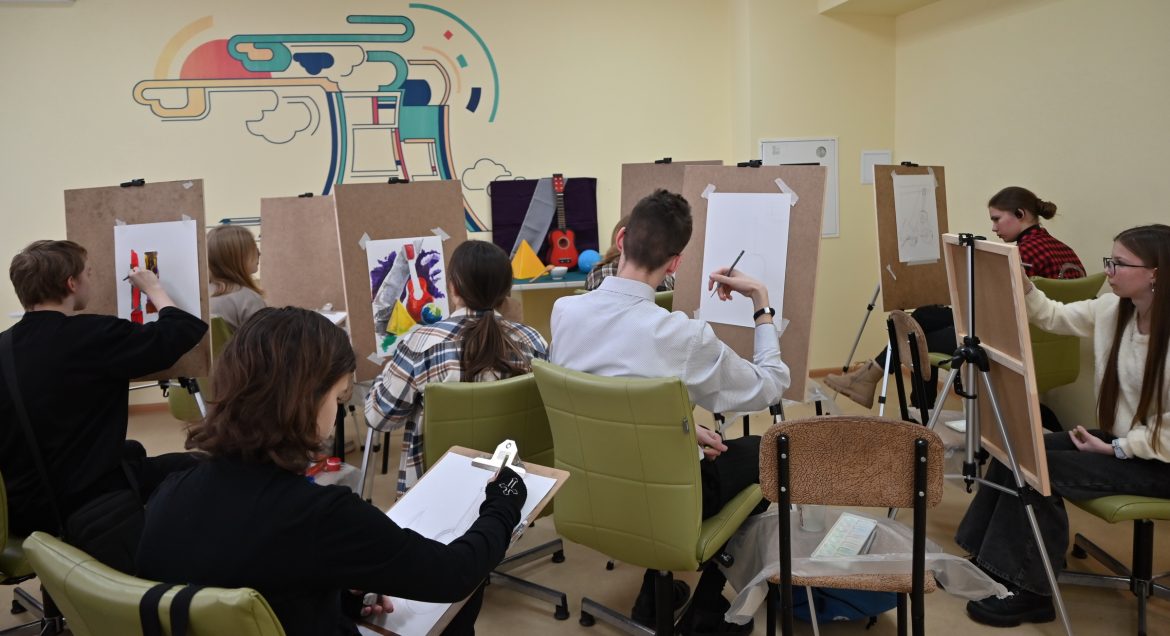 От чертежей к мольбертам: студенты открывают мир искусства