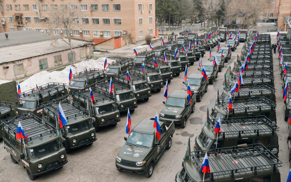 Народный фронт, Правительство России и Минпромторг передали более 170 автомобилей военнослужащим СВО ко Дню защитника Отечества