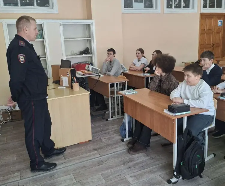 В Цимлянске полицейские встретились с учащимися «полицейского класса»