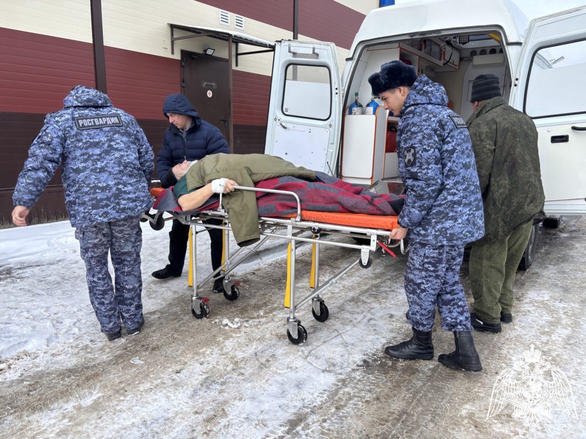 В Ростовской области сотрудники Росгвардии помогли врачам с перевозкой больного