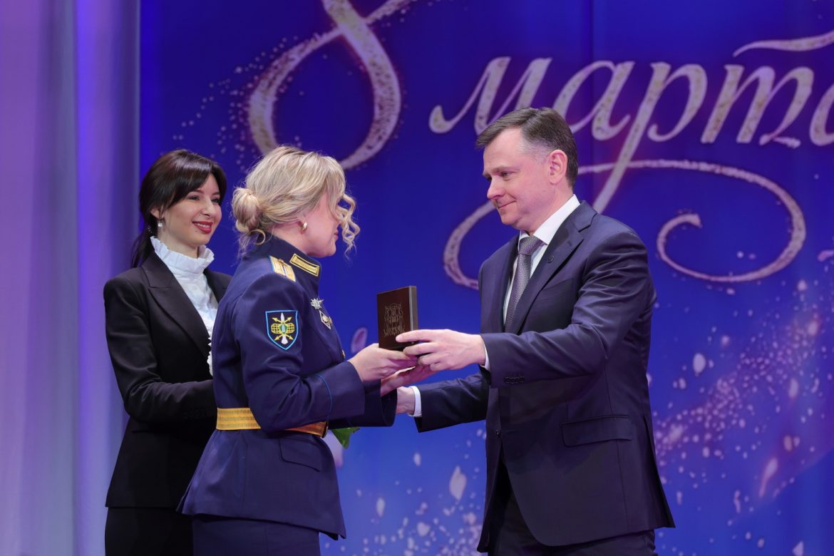 Губернатор Ростовской области Юрий Слюсарь поздравил женщин Дона с 8 Марта