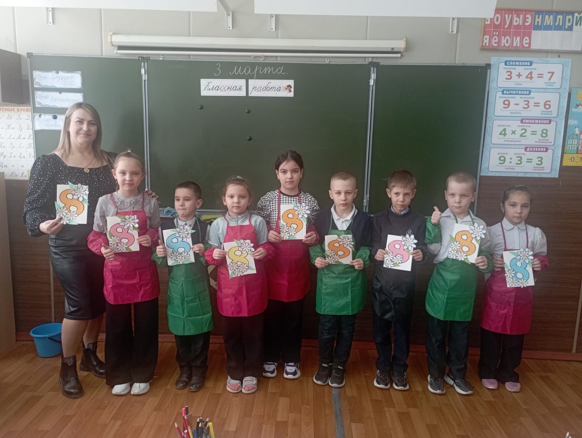 В Мокро-Соленовской школе первоклассники сделали открытки для мам к 8 Марта 